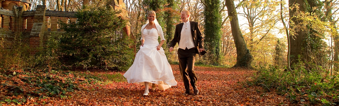 Traumhafte Hochzeitsbilder im Herbstwald