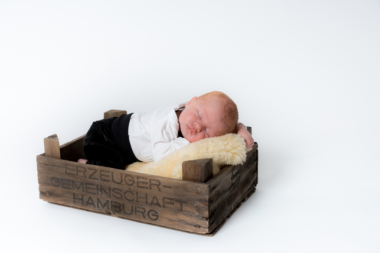 Babyschuhe und Rosenkranz: Fotografin rückt Glücksversprechen im Auto in  den Mittelpunkt